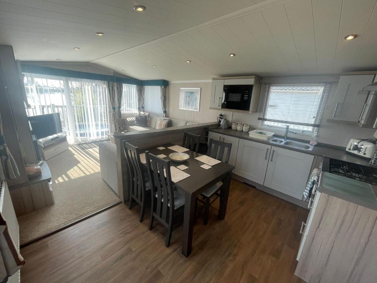 Lakeside Retreat 3 With Hot Tub, Private Fishing Peg Situated At Tattershall Lakes Country Park מראה חיצוני תמונה