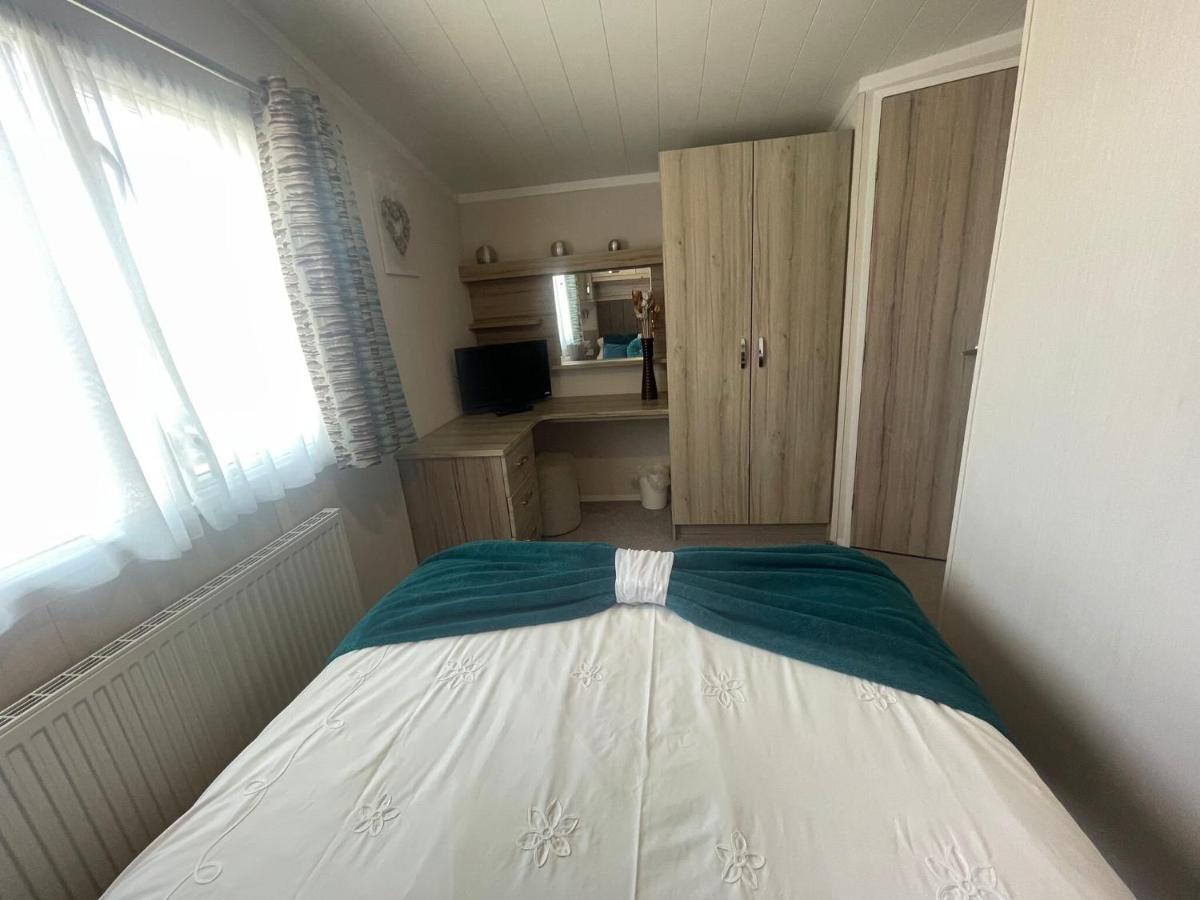 Lakeside Retreat 3 With Hot Tub, Private Fishing Peg Situated At Tattershall Lakes Country Park מראה חיצוני תמונה