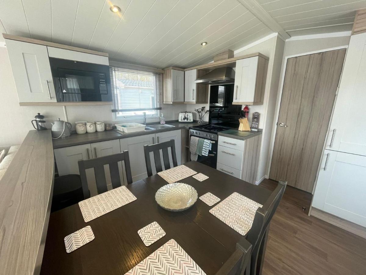 Lakeside Retreat 3 With Hot Tub, Private Fishing Peg Situated At Tattershall Lakes Country Park מראה חיצוני תמונה