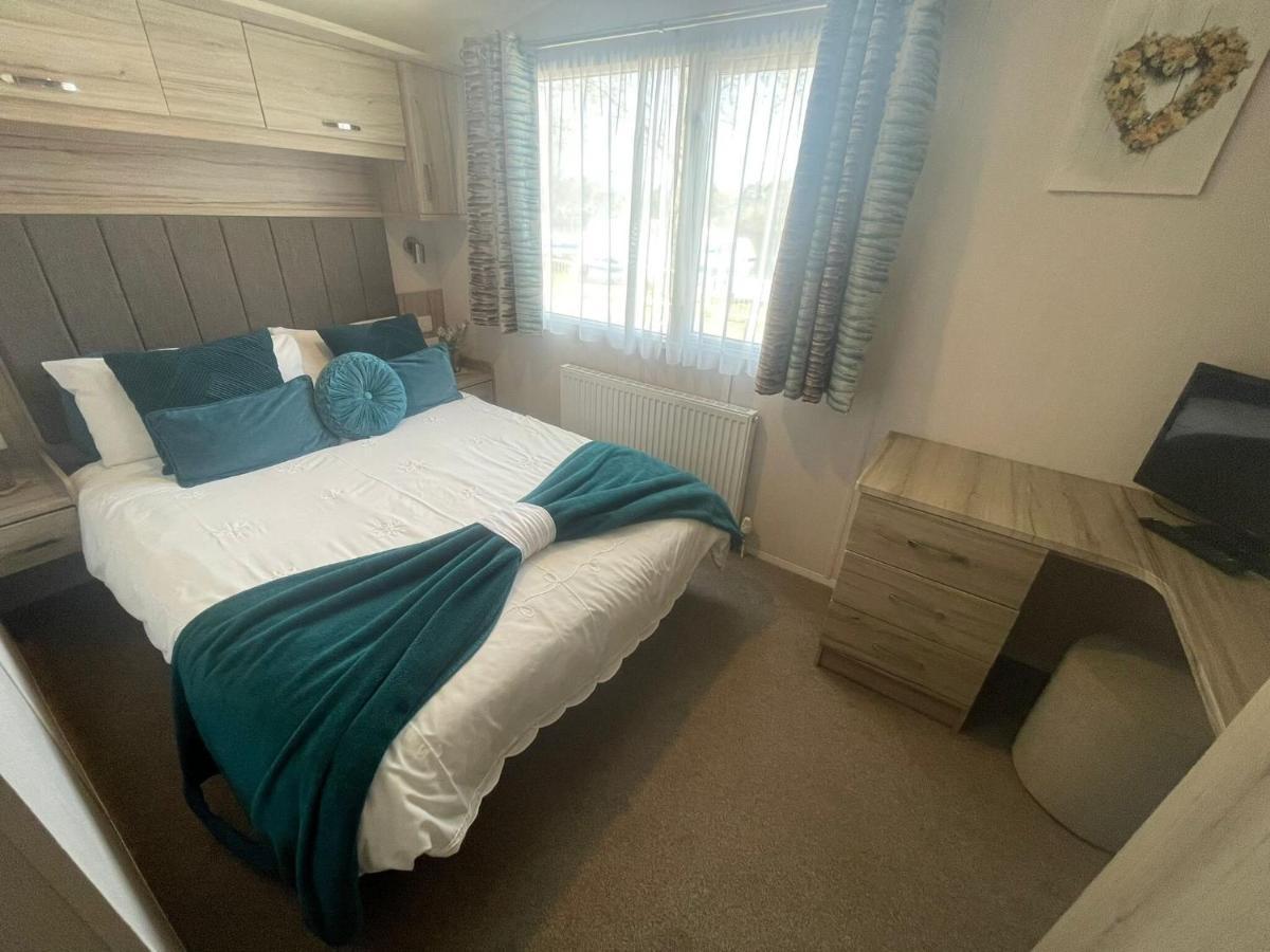 Lakeside Retreat 3 With Hot Tub, Private Fishing Peg Situated At Tattershall Lakes Country Park מראה חיצוני תמונה