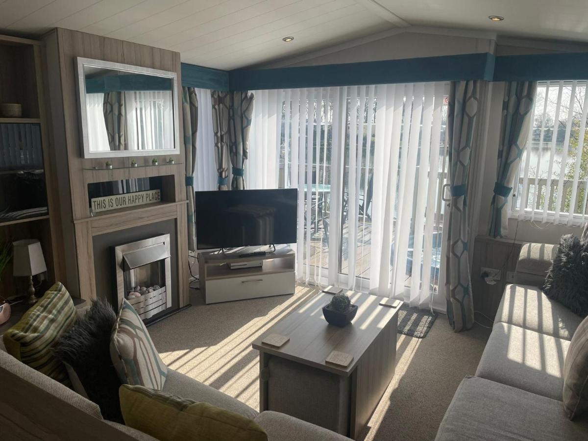 Lakeside Retreat 3 With Hot Tub, Private Fishing Peg Situated At Tattershall Lakes Country Park מראה חיצוני תמונה