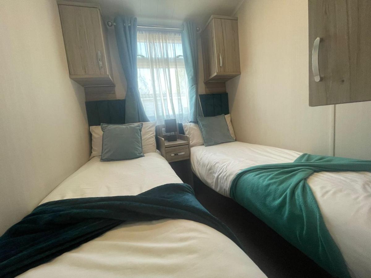 Lakeside Retreat 3 With Hot Tub, Private Fishing Peg Situated At Tattershall Lakes Country Park מראה חיצוני תמונה