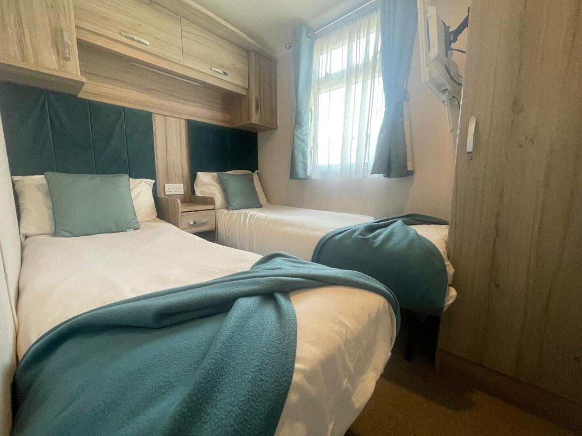 Lakeside Retreat 3 With Hot Tub, Private Fishing Peg Situated At Tattershall Lakes Country Park מראה חיצוני תמונה