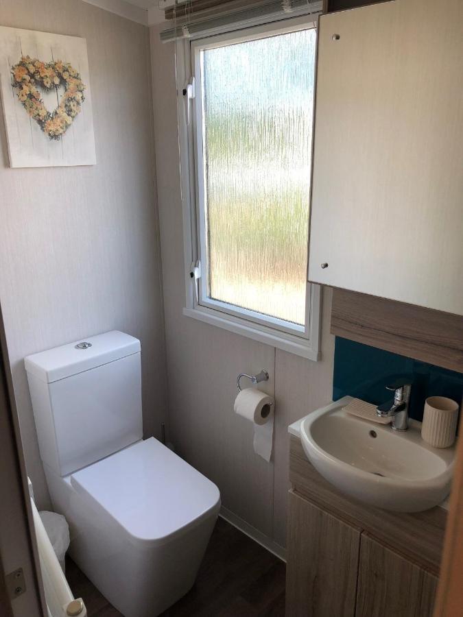 Lakeside Retreat 3 With Hot Tub, Private Fishing Peg Situated At Tattershall Lakes Country Park מראה חיצוני תמונה