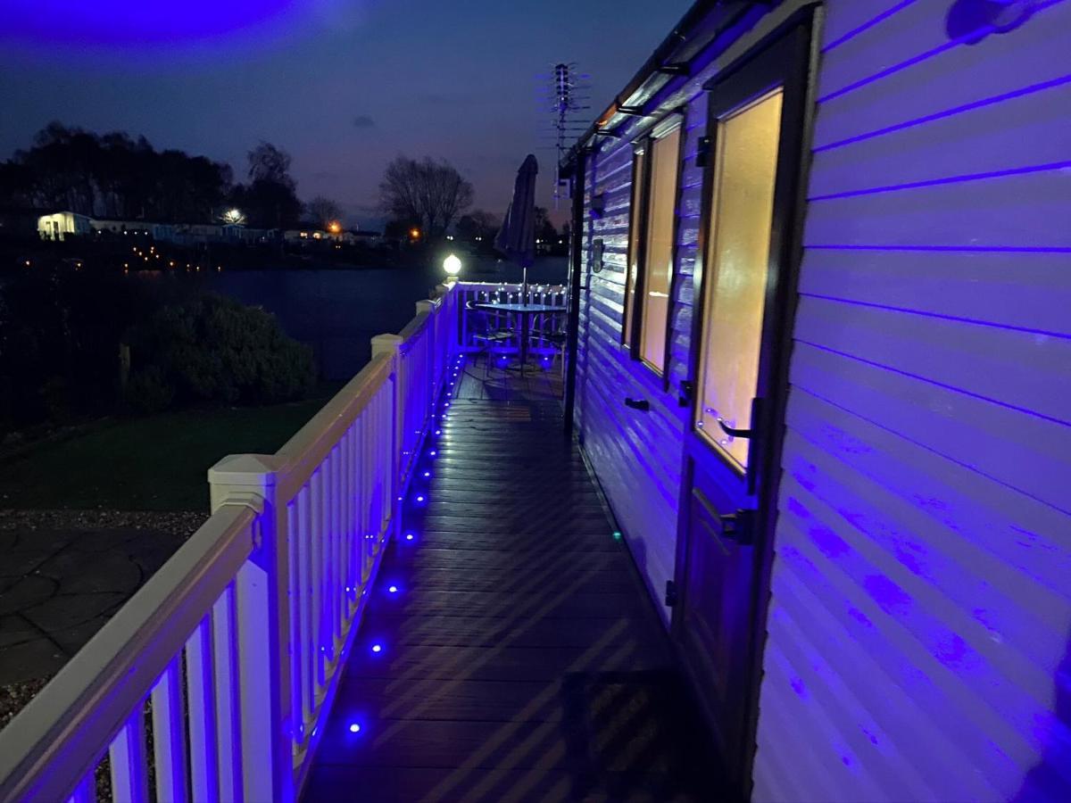 Lakeside Retreat 3 With Hot Tub, Private Fishing Peg Situated At Tattershall Lakes Country Park מראה חיצוני תמונה