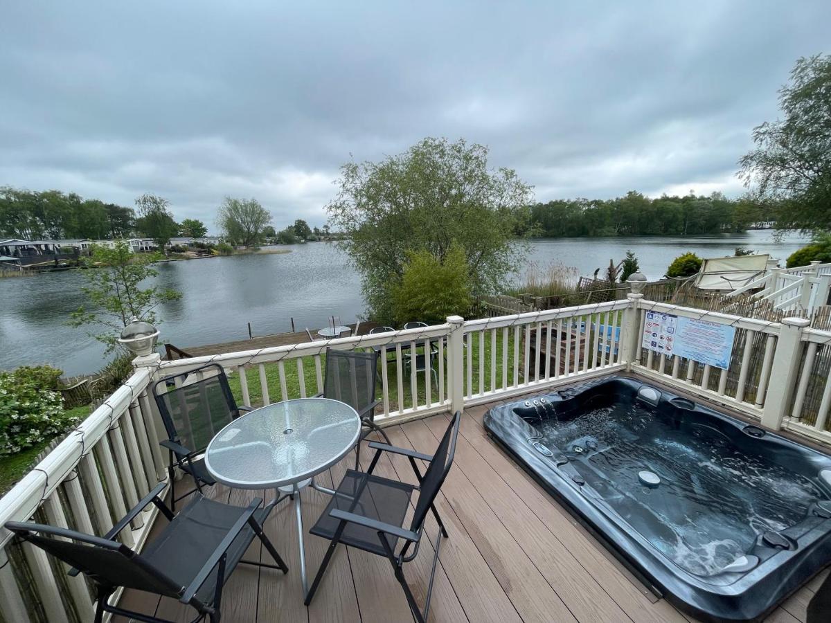 Lakeside Retreat 3 With Hot Tub, Private Fishing Peg Situated At Tattershall Lakes Country Park מראה חיצוני תמונה