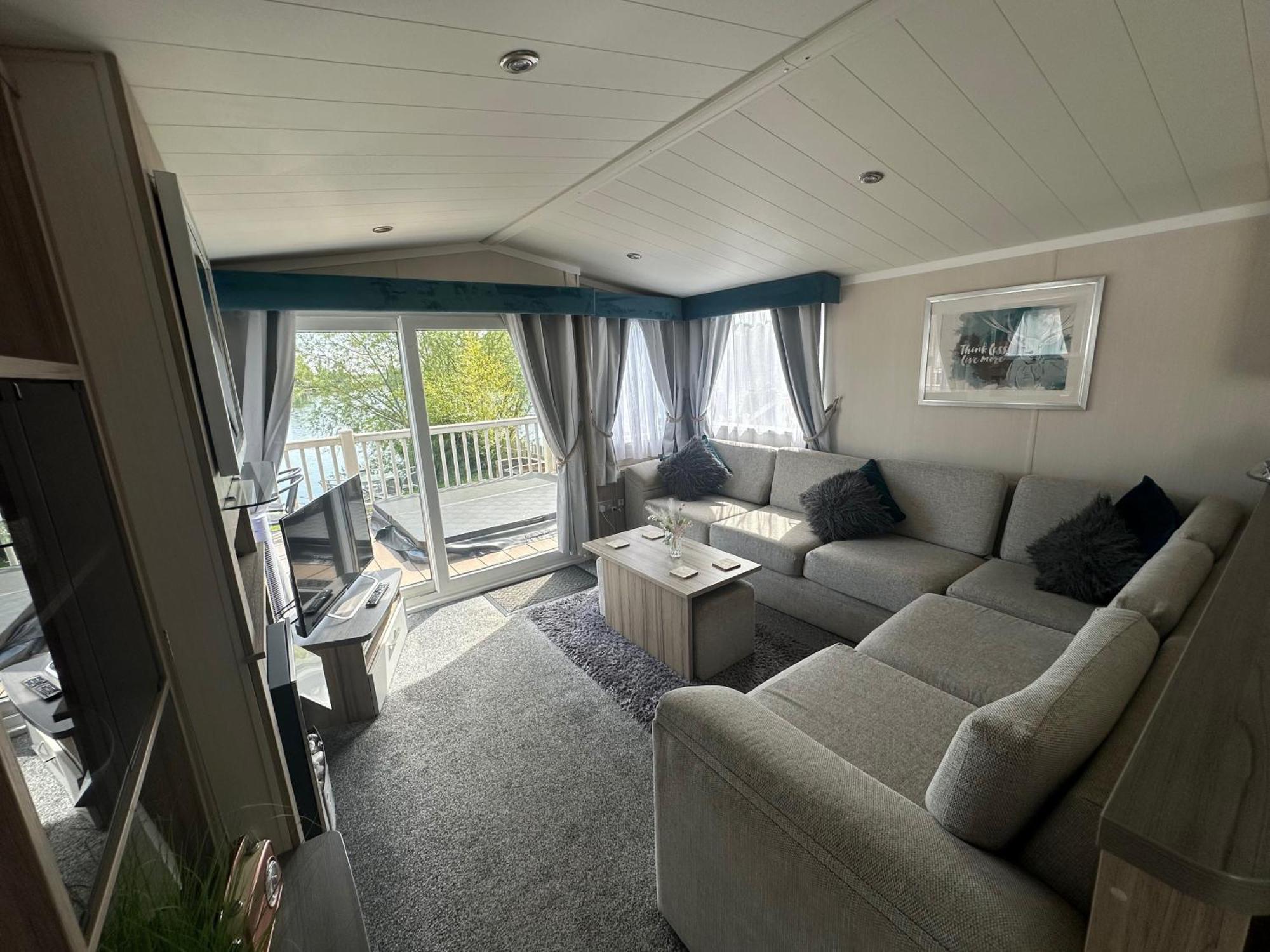 Lakeside Retreat 3 With Hot Tub, Private Fishing Peg Situated At Tattershall Lakes Country Park מראה חיצוני תמונה